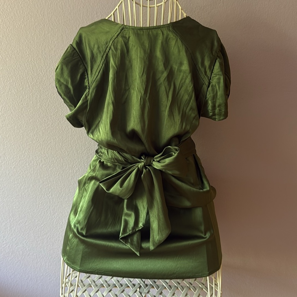 BCBGMaxAzria Forest Green Silk Blouse📍FIRM📍 - Picture 3 of 16